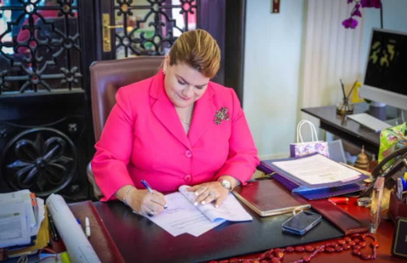 Governor signs four laws toughening corruption penalties and reforming condominiums, campaigns and statistics