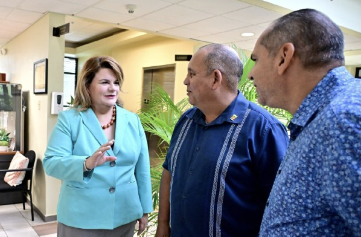 Gobierno ordena reparación urgente de carreteras PR-411, PR-412 y PR-414 en Rincón tras reunión Cumpliendo Contigo