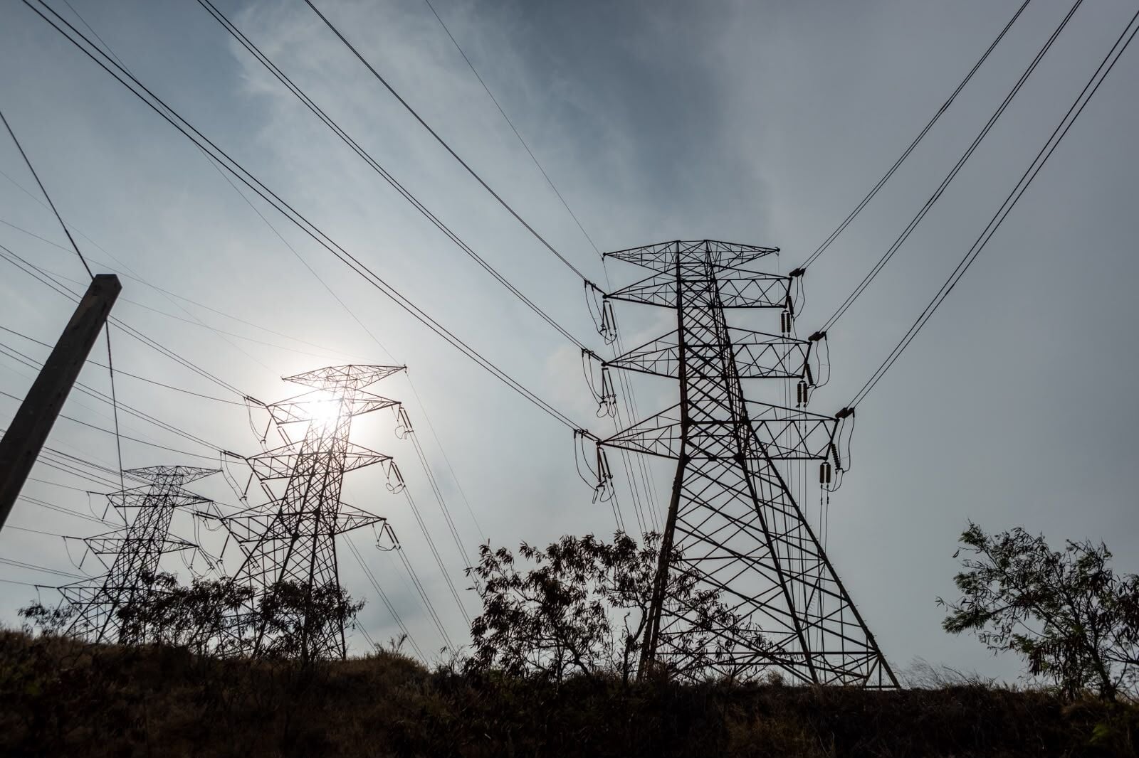 Junta Fiscal frena la contratación de nuevas plantas de generación eléctrica permanente